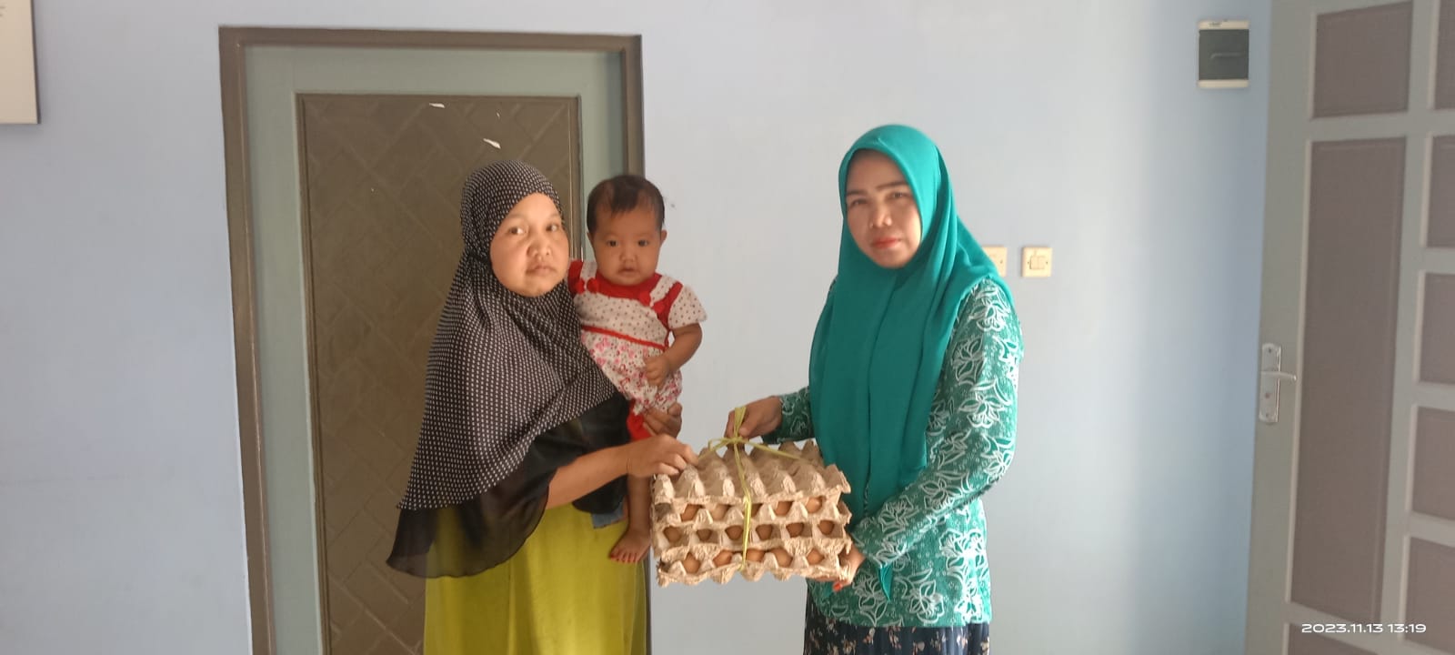 Ibu TP PKK Desa Mangkalawat Menyerahkan PMT Protein Hewani Untuk Balita Stunting (Usia 6-23 Bulan)